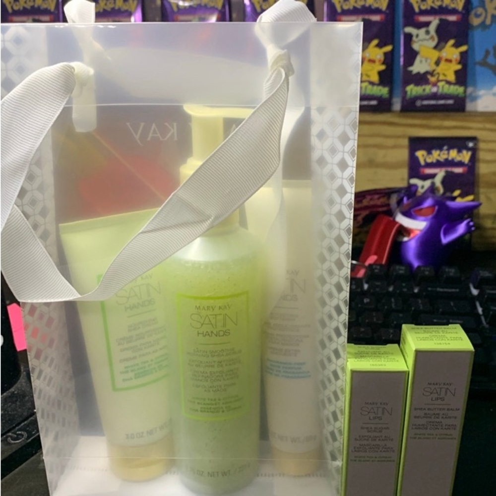 Satin hands and lips bundle